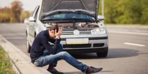 Ese sonido extraño bajo el capó, un tirón repentino y, de pronto, el silencio. Quedarse tirado con el coche es una de las situaciones más estresantes para cualquier conductor. No es solo el problema mecánico;