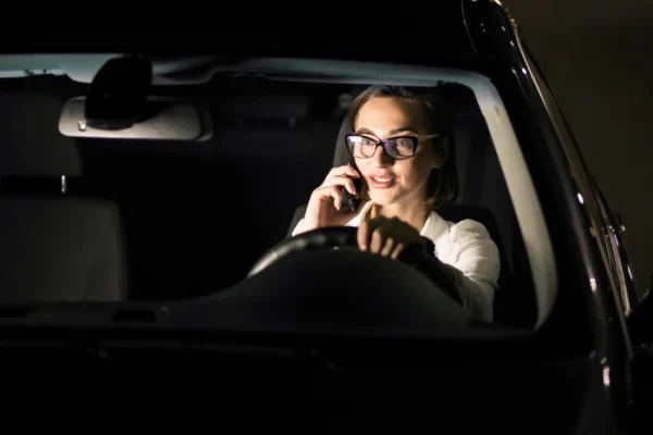 Solo en la carretera de noche: Consejos de seguridad emocional para conductores solitarios